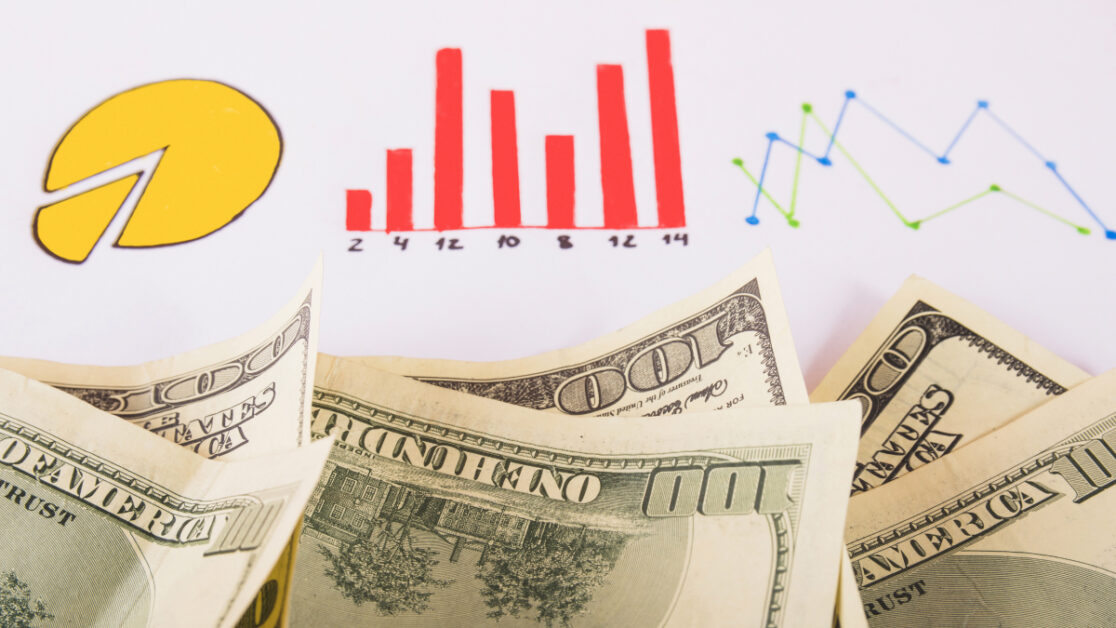 Hình ảnh một người chơi đang sử dụng điện thoại để chơi nổ hũ tại tt88 - nhà cái